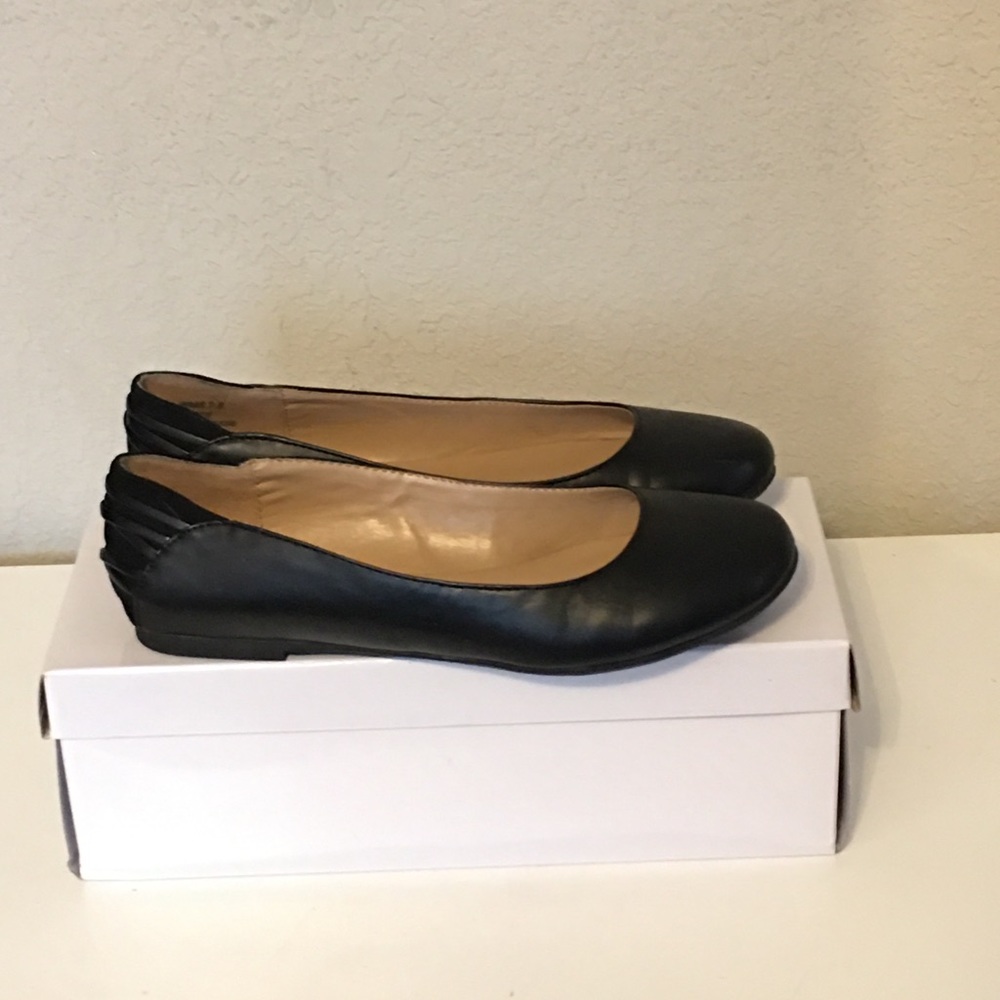 Report women’s Koree flats